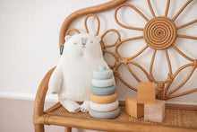 Lade das Bild in den Galerie-Viewer, Gestricktes Kuscheltier - cremefarbener Bär