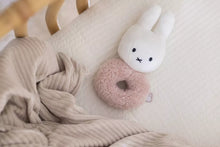Lade das Bild in den Galerie-Viewer, Miffy Rasselring mit Glöckchen 16 cm – Flauschiges Rosa