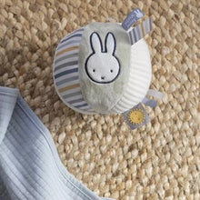 Lade das Bild in den Galerie-Viewer, Miffy Ball mit Glöckchen 10cm - Flauschiges Blaugrün
