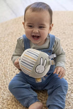Lade das Bild in den Galerie-Viewer, Miffy Ball mit Glöckchen 10cm - Flauschiges Blaugrün