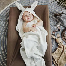 Lade das Bild in den Galerie-Viewer, Kapuzenhandtuch - Vanilla White Bunny *personalisierbar* - Happy Giggles