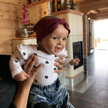 Lade das Bild in den Galerie-Viewer, Langarm Body aus Feinripp mit Herz-Print freeshipping - Happy Giggles